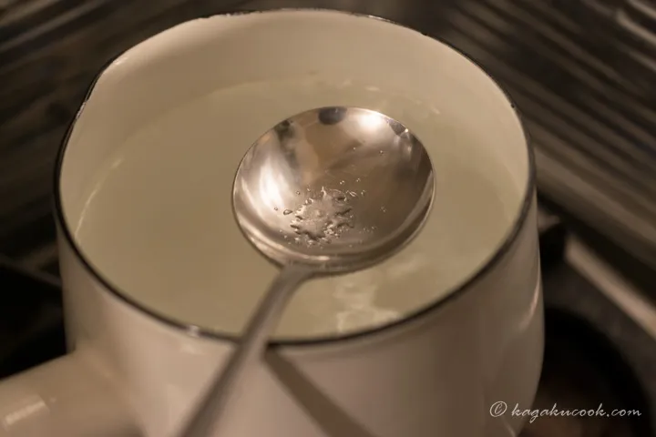 沸騰水上でクエン酸（結晶）を加熱する様子