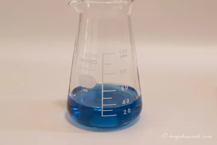 追加の重曹を溶かした水溶液は、よりはっきりとした青色になった。
