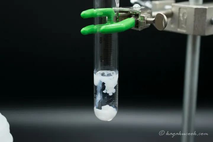 石鹸水に塩化カルシウム水溶液を加えると、金属石鹸が生成して白く濁る。