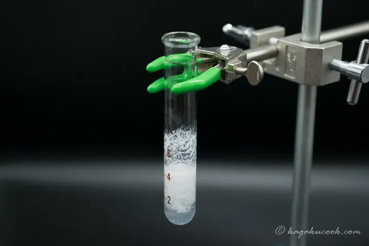 塩化カルシウム水溶液を加えてよく振り混ぜると、白い沈殿がたくさん出来て、石鹸水は泡立たなくなる。